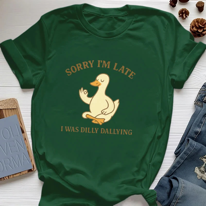 Olivenorma T-Shirt mit Aufschrift „Sorry I'm Late I Was Dilly Dallying“