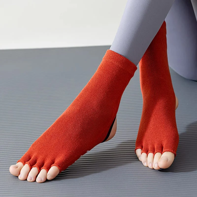 Olivenorma Damen-Pilatessocken mit rutschfestem Grip, atmungsaktiver Zehentrennung und stabilem Design für Studiotraining, offene Zehenpartie, Fünf-Zehen-Yogasocken