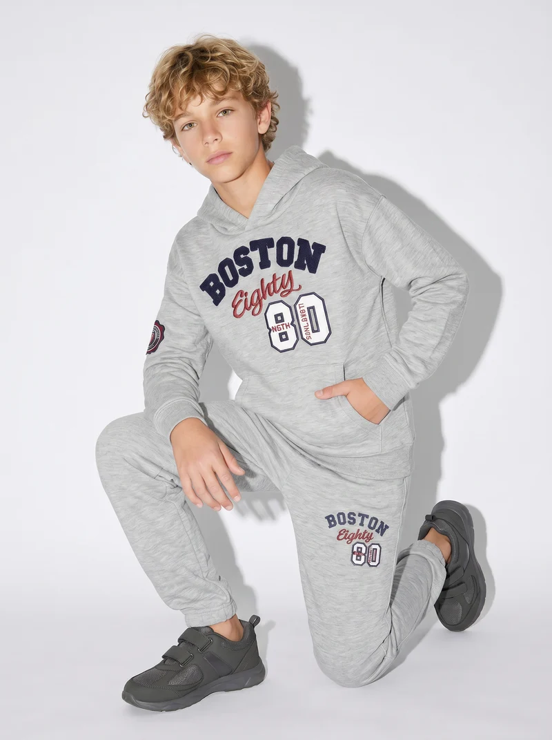 Jogger con ricamo e coulisse in vita - Grigio mel.