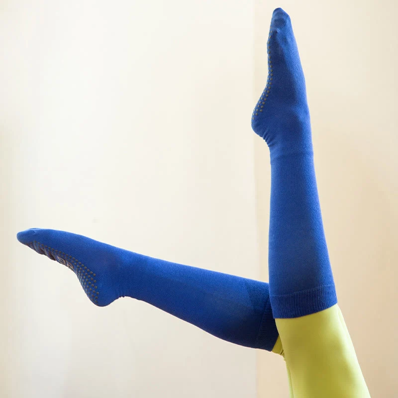 Olivenorma einfarbige, wadenlange Pilates- und Barre-Fitnesssocken mit rutschfestem Grip und atmungsaktiver Baumwolle für komfortable Unterstützung und Yoga