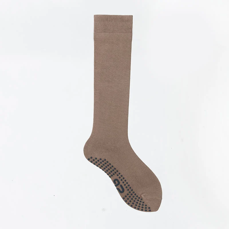 Olivenorma einfarbige, wadenlange Pilates- und Barre-Fitnesssocken mit rutschfestem Grip und atmungsaktiver Baumwolle für komfortable Unterstützung und Yoga