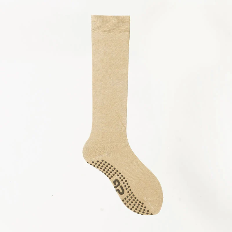 Olivenorma einfarbige, wadenlange Pilates- und Barre-Fitnesssocken mit rutschfestem Grip und atmungsaktiver Baumwolle für komfortable Unterstützung und Yoga