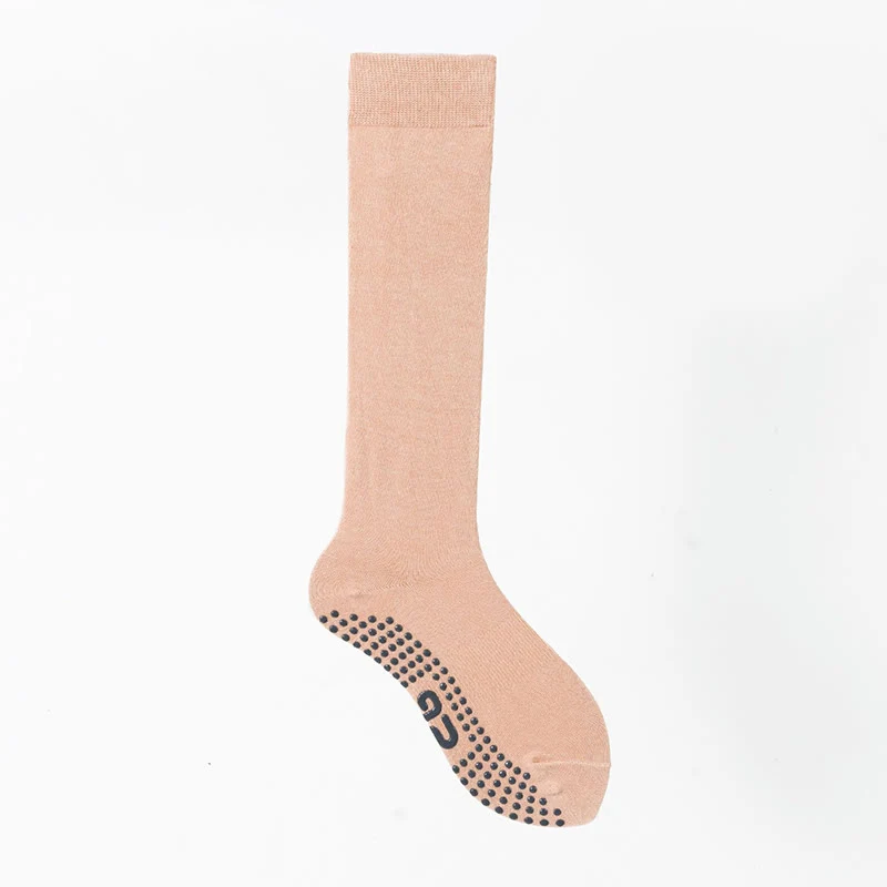 Olivenorma einfarbige, wadenlange Pilates- und Barre-Fitnesssocken mit rutschfestem Grip und atmungsaktiver Baumwolle für komfortable Unterstützung und Yoga