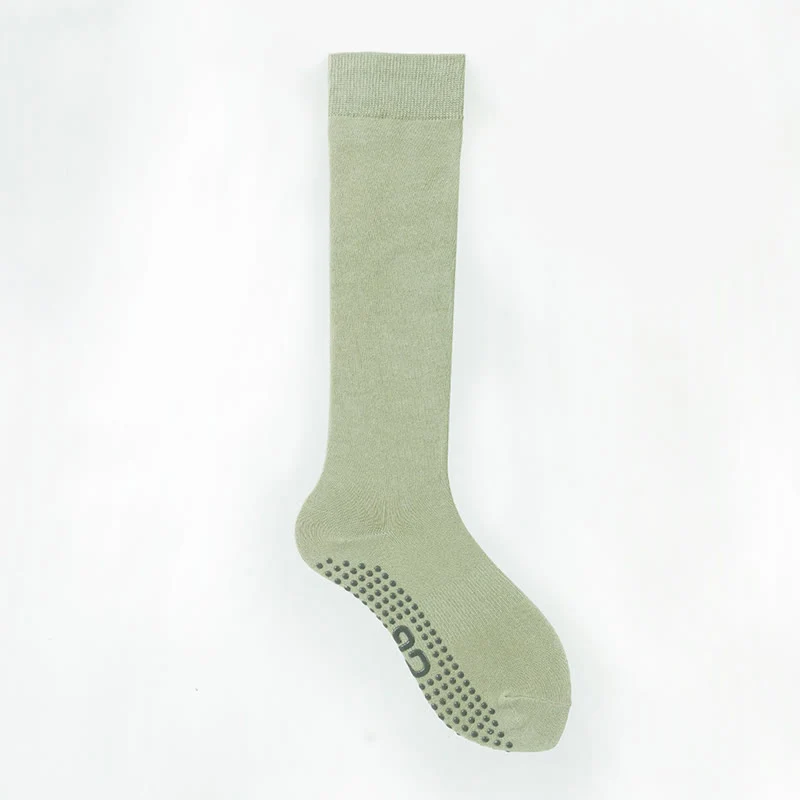 Olivenorma einfarbige, wadenlange Pilates- und Barre-Fitnesssocken mit rutschfestem Grip und atmungsaktiver Baumwolle für komfortable Unterstützung und Yoga