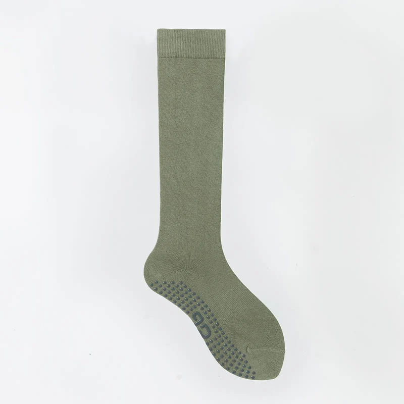 Olivenorma einfarbige, wadenlange Pilates- und Barre-Fitnesssocken mit rutschfestem Grip und atmungsaktiver Baumwolle für komfortable Unterstützung und Yoga