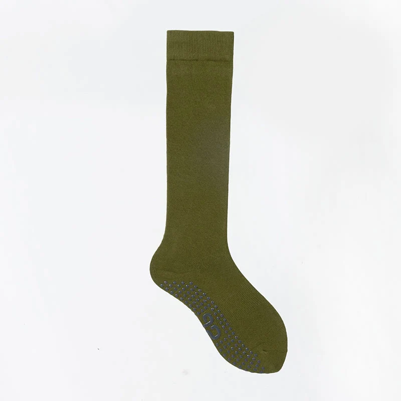 Olivenorma einfarbige, wadenlange Pilates- und Barre-Fitnesssocken mit rutschfestem Grip und atmungsaktiver Baumwolle für komfortable Unterstützung und Yoga