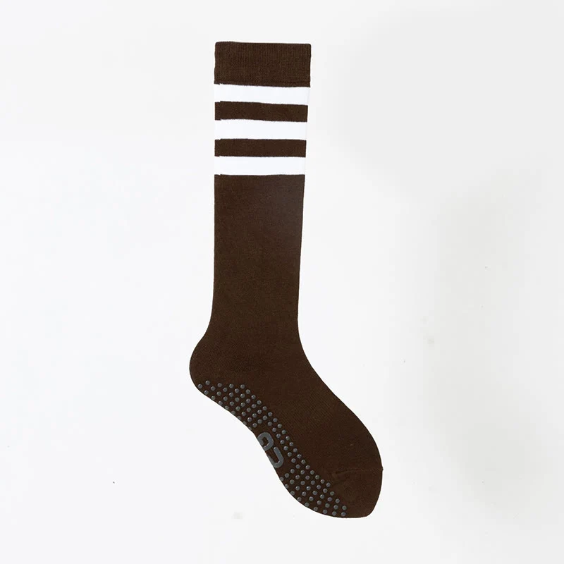 Olivenorma einfarbige, wadenlange Pilates- und Barre-Fitnesssocken mit rutschfestem Grip und atmungsaktiver Baumwolle für komfortable Unterstützung und Yoga