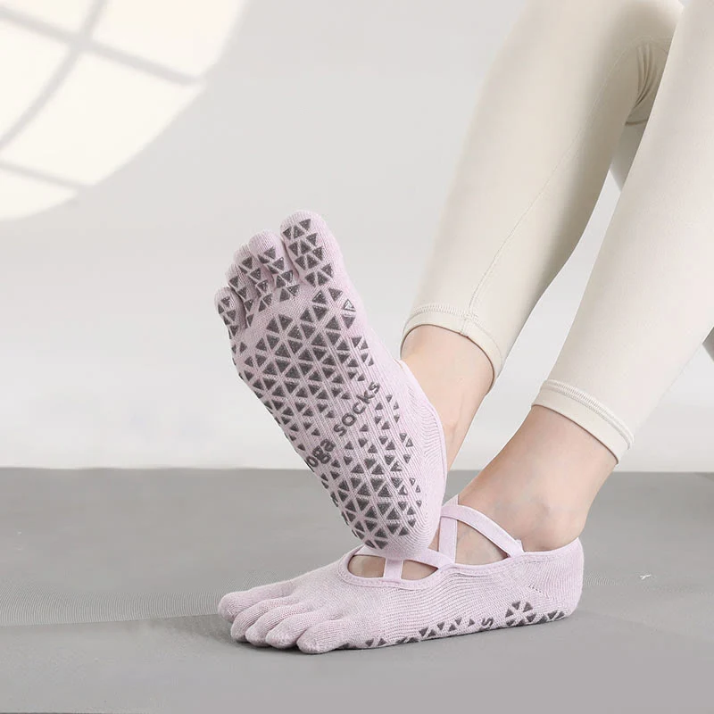 Olivenorma Rutschfeste Zehentrennungs-Pilates-Barre-Fitnesssocken mit sicherem Kreuzriemen-Stützsystem und Fünf-Zehen-Riemen