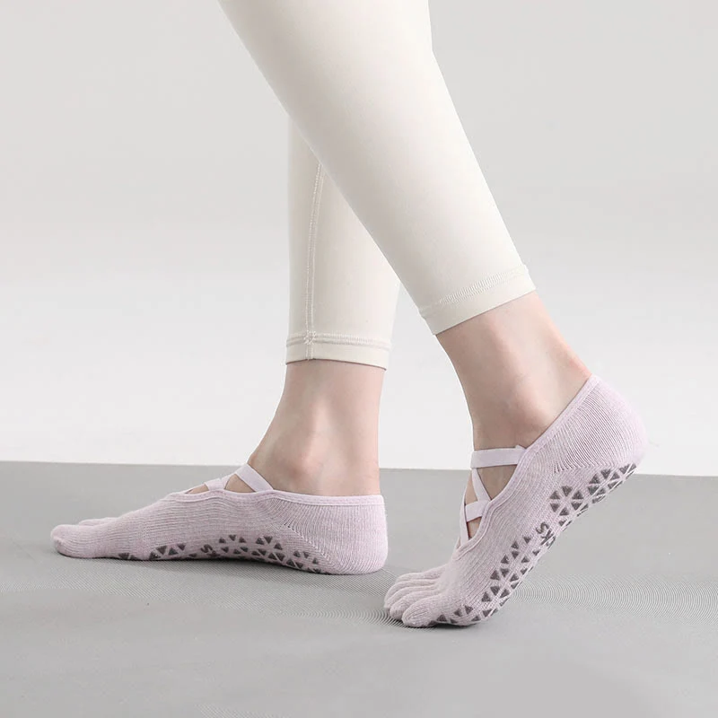 Olivenorma Rutschfeste Zehentrennungs-Pilates-Barre-Fitnesssocken mit sicherem Kreuzriemen-Stützsystem und Fünf-Zehen-Riemen