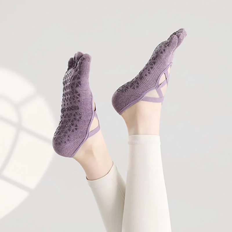 Olivenorma Rutschfeste Zehentrennungs-Pilates-Barre-Fitnesssocken mit sicherem Kreuzriemen-Stützsystem und Fünf-Zehen-Riemen