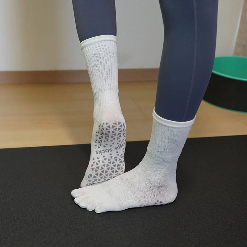 Olivenorma Atmungsaktive Zehentrennungs-Anti-Rutsch-Pilates-Barre-Socken mit Baumwoll-Komfortpassform und floralem Muster, Fünf-Zehen-Yoga-Socken
