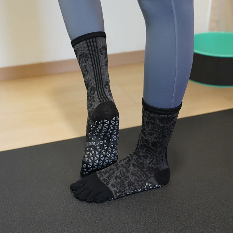 Olivenorma Atmungsaktive Zehentrennungs-Anti-Rutsch-Pilates-Barre-Socken mit Baumwoll-Komfortpassform und floralem Muster, Fünf-Zehen-Yoga-Socken