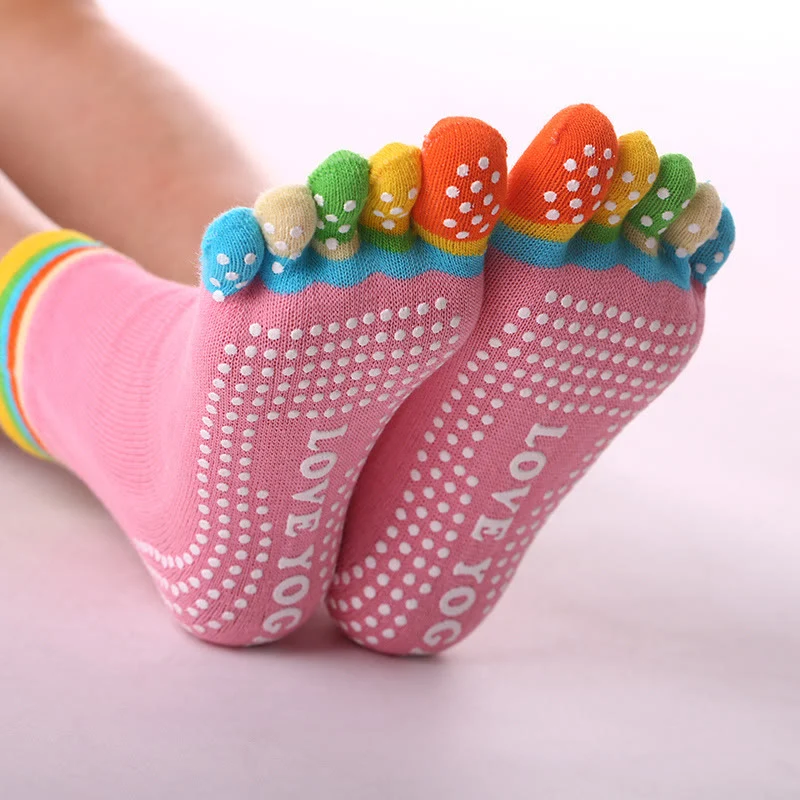 Olivenorma rutschfeste Zehentrennungs-Pilates-Barre-Fitnesssocken mit atmungsaktivem Baumwollkomfort, „Love Yoga“-Fünf-Zehen-Grip-Socken