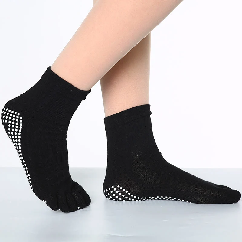 Olivenorma rutschfeste Zehentrennungs-Pilates-Barre-Fitnesssocken mit atmungsaktivem Baumwollkomfort, „Love Yoga“-Fünf-Zehen-Grip-Socken
