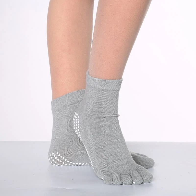 Olivenorma rutschfeste Zehentrennungs-Pilates-Barre-Fitnesssocken mit atmungsaktivem Baumwollkomfort, „Love Yoga“-Fünf-Zehen-Grip-Socken