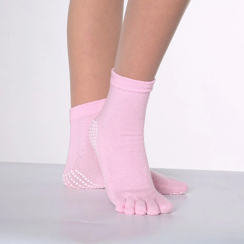 Olivenorma rutschfeste Zehentrennungs-Pilates-Barre-Fitnesssocken mit atmungsaktivem Baumwollkomfort, „Love Yoga“-Fünf-Zehen-Grip-Socken