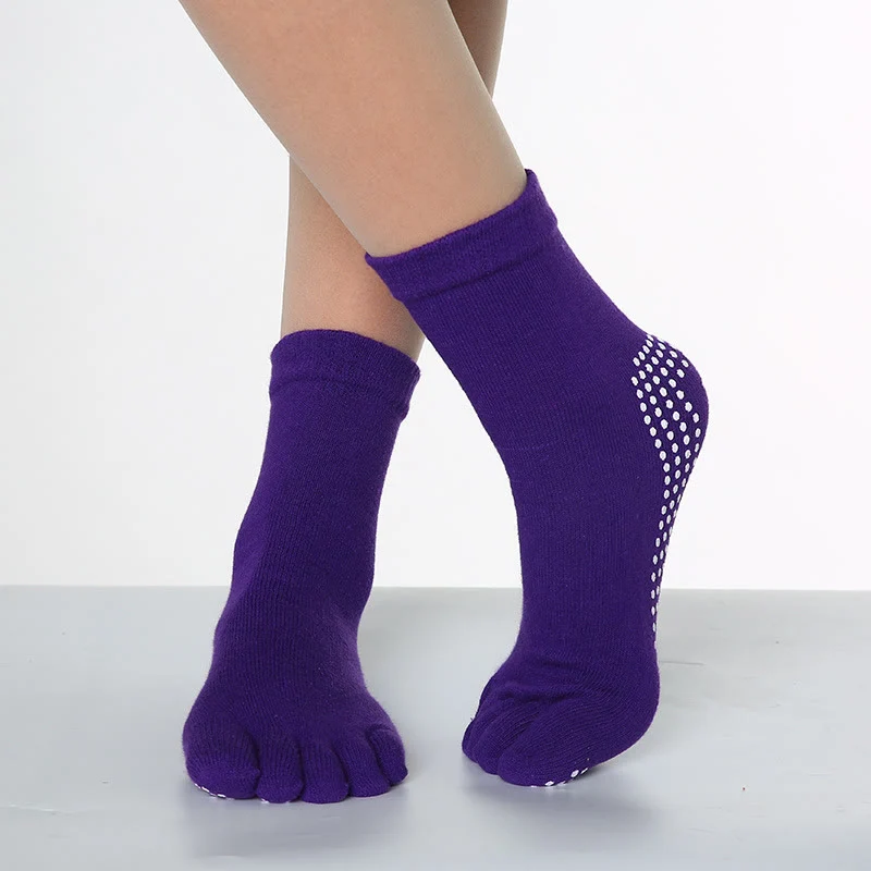 Olivenorma rutschfeste Zehentrennungs-Pilates-Barre-Fitnesssocken mit atmungsaktivem Baumwollkomfort, „Love Yoga“-Fünf-Zehen-Grip-Socken