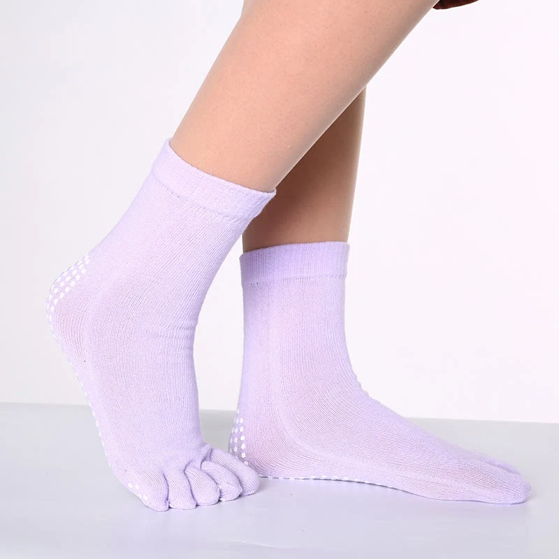 Olivenorma rutschfeste Zehentrennungs-Pilates-Barre-Fitnesssocken mit atmungsaktivem Baumwollkomfort, „Love Yoga“-Fünf-Zehen-Grip-Socken