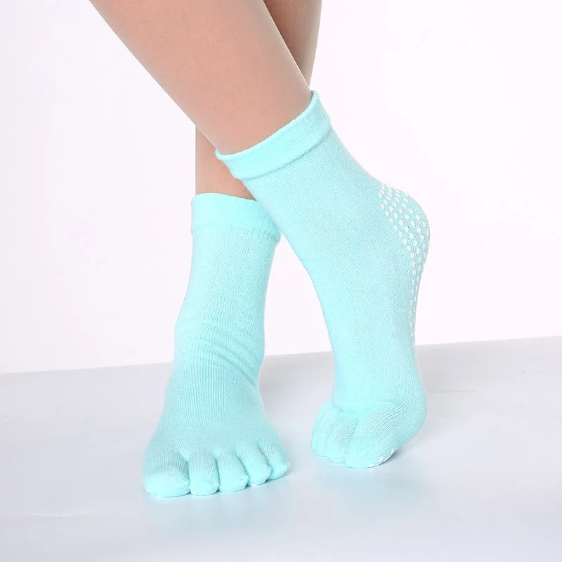 Olivenorma rutschfeste Zehentrennungs-Pilates-Barre-Fitnesssocken mit atmungsaktivem Baumwollkomfort, „Love Yoga“-Fünf-Zehen-Grip-Socken