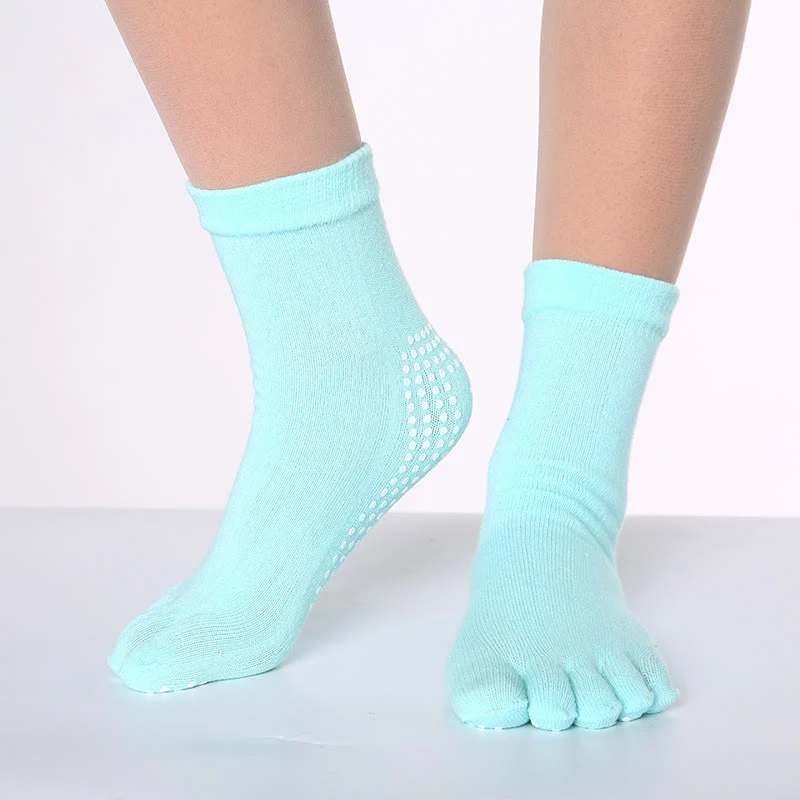 Olivenorma rutschfeste Zehentrennungs-Pilates-Barre-Fitnesssocken mit atmungsaktivem Baumwollkomfort, „Love Yoga“-Fünf-Zehen-Grip-Socken