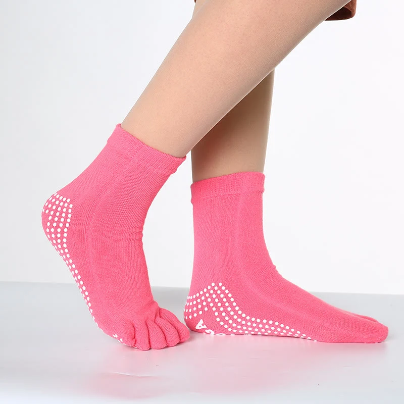 Olivenorma rutschfeste Zehentrennungs-Pilates-Barre-Fitnesssocken mit atmungsaktivem Baumwollkomfort, „Love Yoga“-Fünf-Zehen-Grip-Socken