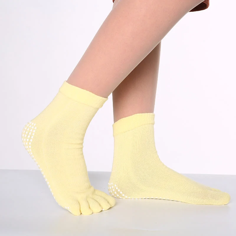 Olivenorma rutschfeste Zehentrennungs-Pilates-Barre-Fitnesssocken mit atmungsaktivem Baumwollkomfort, „Love Yoga“-Fünf-Zehen-Grip-Socken