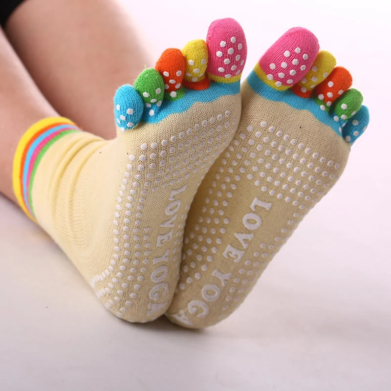 Olivenorma rutschfeste Zehentrennungs-Pilates-Barre-Fitnesssocken mit atmungsaktivem Baumwollkomfort, „Love Yoga“-Fünf-Zehen-Grip-Socken
