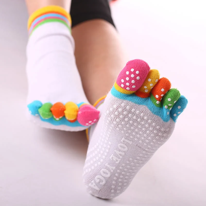 Olivenorma rutschfeste Zehentrennungs-Pilates-Barre-Fitnesssocken mit atmungsaktivem Baumwollkomfort, „Love Yoga“-Fünf-Zehen-Grip-Socken