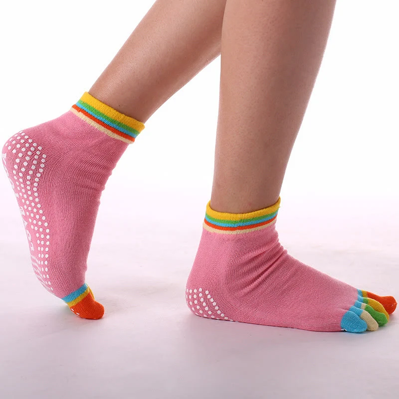 Olivenorma rutschfeste Zehentrennungs-Pilates-Barre-Fitnesssocken mit atmungsaktivem Baumwollkomfort, „Love Yoga“-Fünf-Zehen-Grip-Socken