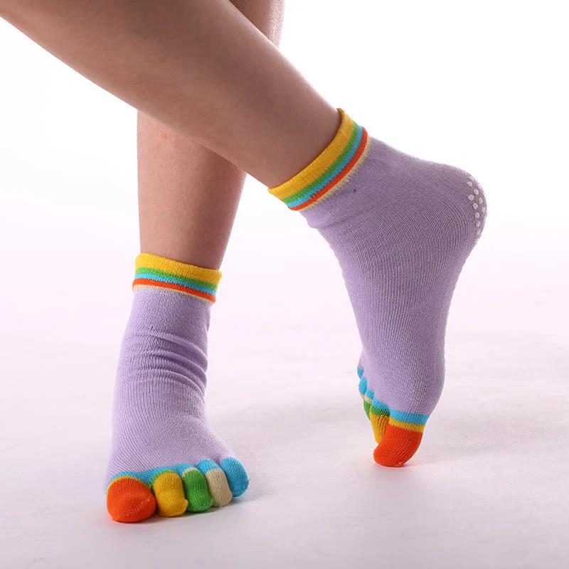 Olivenorma rutschfeste Zehentrennungs-Pilates-Barre-Fitnesssocken mit atmungsaktivem Baumwollkomfort, „Love Yoga“-Fünf-Zehen-Grip-Socken