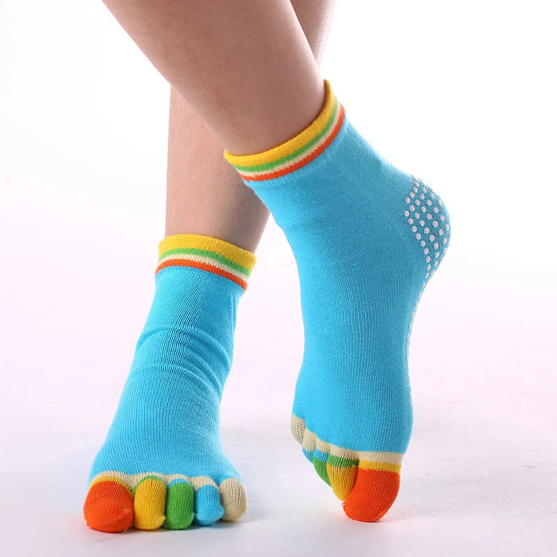Olivenorma rutschfeste Zehentrennungs-Pilates-Barre-Fitnesssocken mit atmungsaktivem Baumwollkomfort, „Love Yoga“-Fünf-Zehen-Grip-Socken