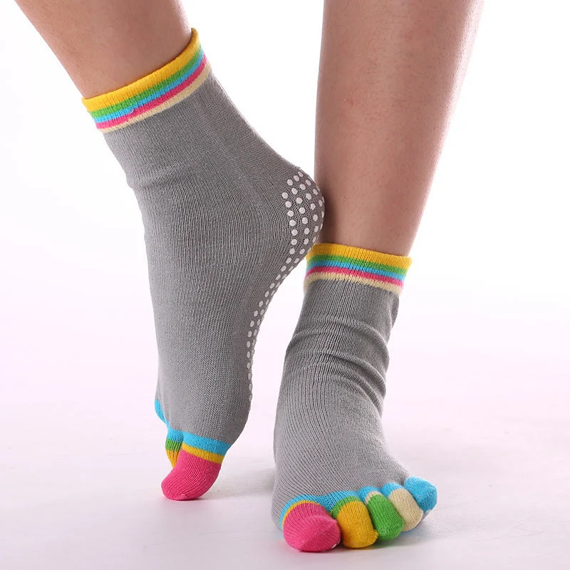 Olivenorma rutschfeste Zehentrennungs-Pilates-Barre-Fitnesssocken mit atmungsaktivem Baumwollkomfort, „Love Yoga“-Fünf-Zehen-Grip-Socken