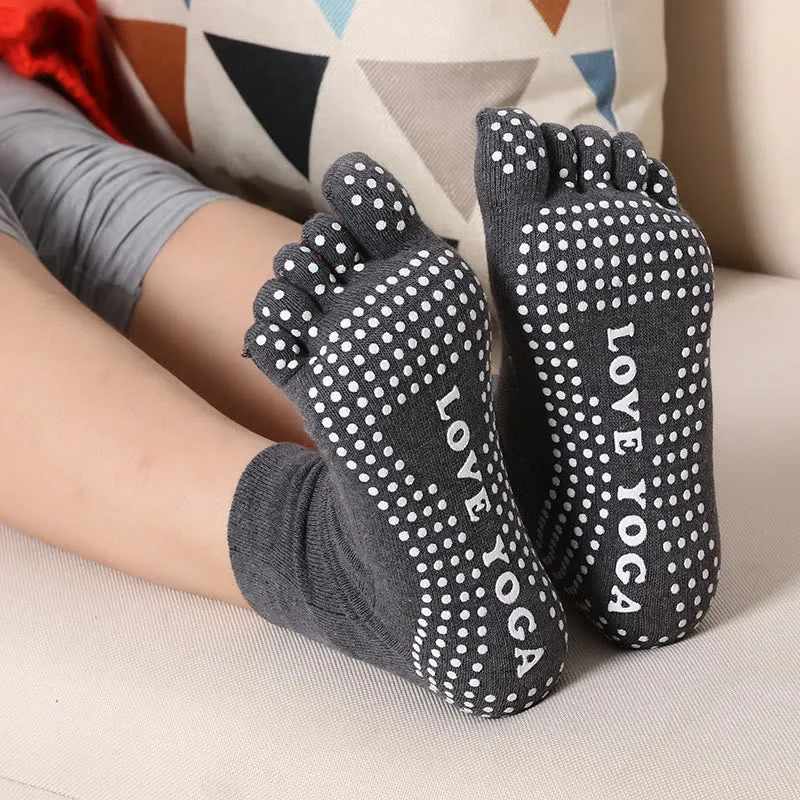 Olivenorma rutschfeste Zehentrennungs-Pilates-Barre-Fitnesssocken mit atmungsaktivem Baumwollkomfort, „Love Yoga“-Fünf-Zehen-Grip-Socken