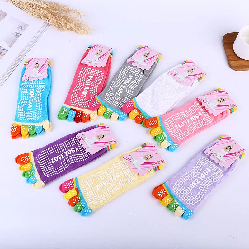 Olivenorma rutschfeste Zehentrennungs-Pilates-Barre-Fitnesssocken mit atmungsaktivem Baumwollkomfort, „Love Yoga“-Fünf-Zehen-Grip-Socken
