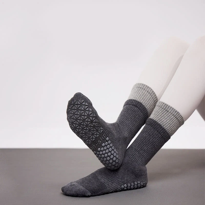 Olivenorma Doppellagige, mittelhohe Pilates- und Barre-Socken mit rutschfestem Griff, atmungsaktiver Baumwollpolsterung und warmer Unterstützung – Yoga-Socken