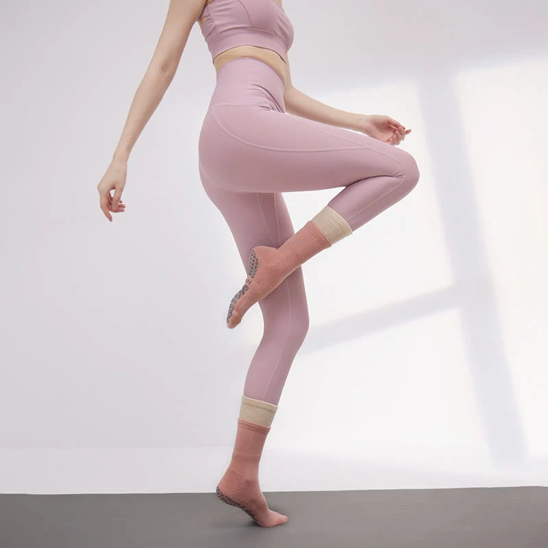 Olivenorma Doppellagige, mittelhohe Pilates- und Barre-Socken mit rutschfestem Griff, atmungsaktiver Baumwollpolsterung und warmer Unterstützung – Yoga-Socken
