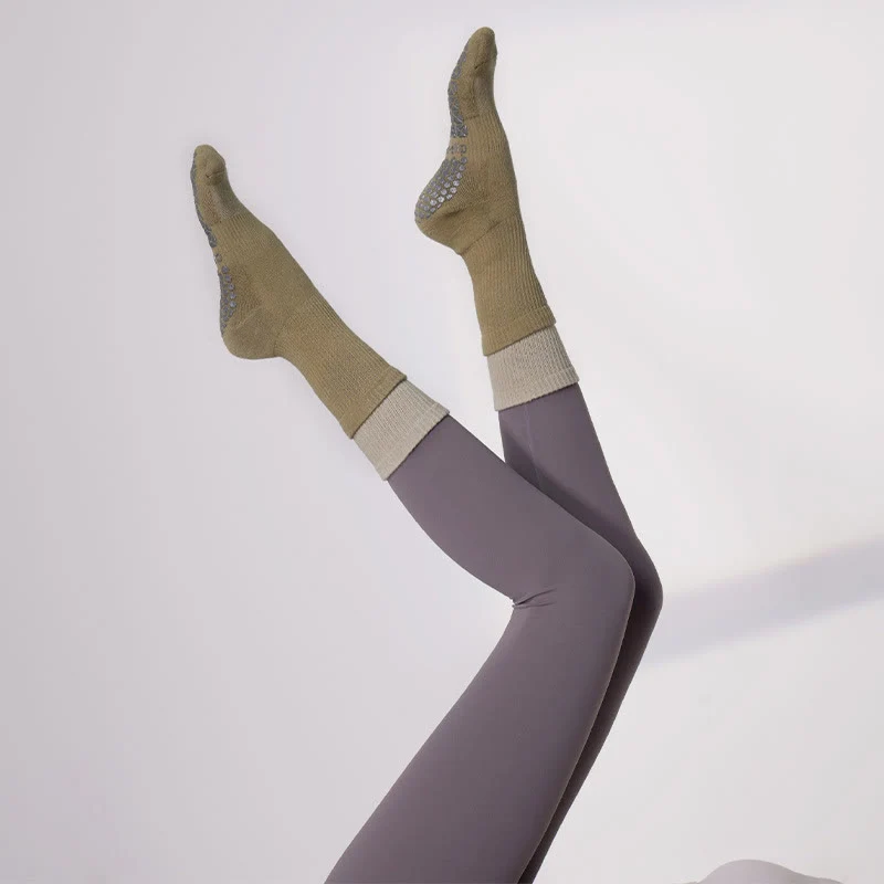 Olivenorma Doppellagige, mittelhohe Pilates- und Barre-Socken mit rutschfestem Griff, atmungsaktiver Baumwollpolsterung und warmer Unterstützung – Yoga-Socken