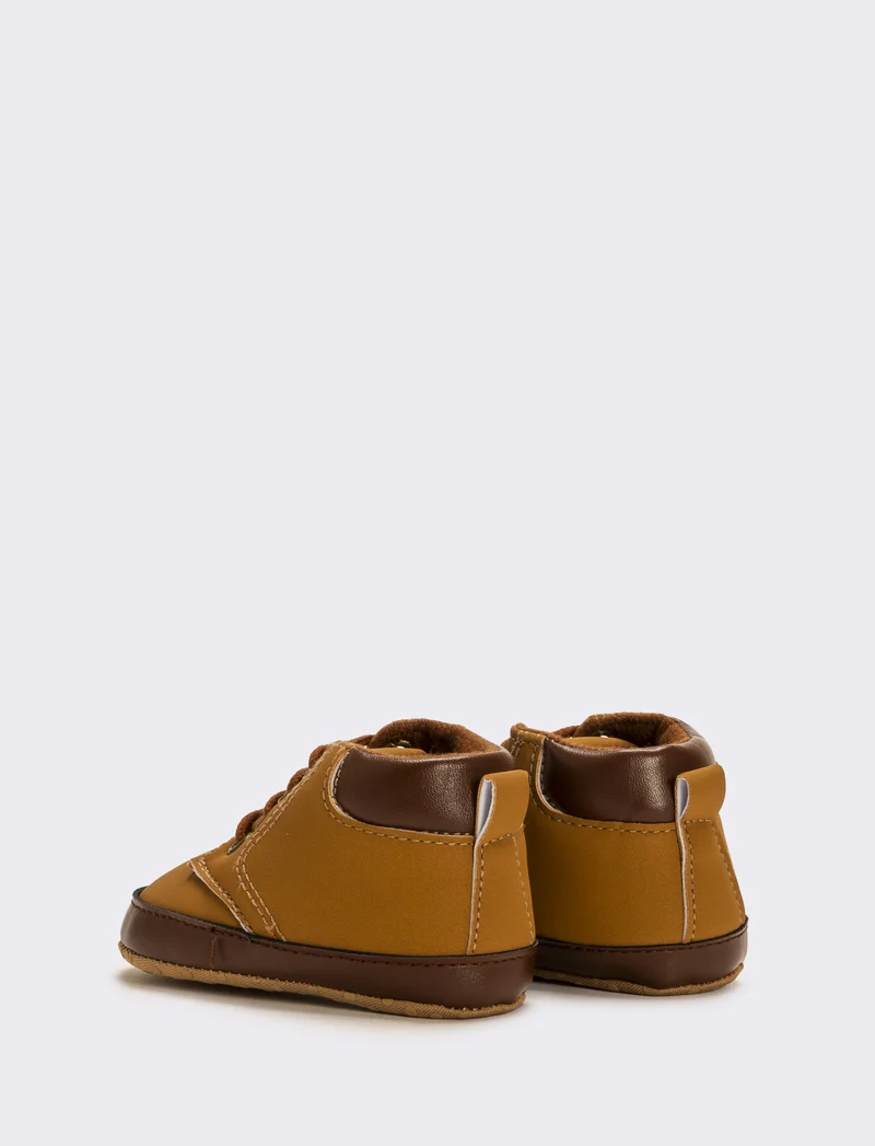 Stivaletto stringato da neonato. - Giallo