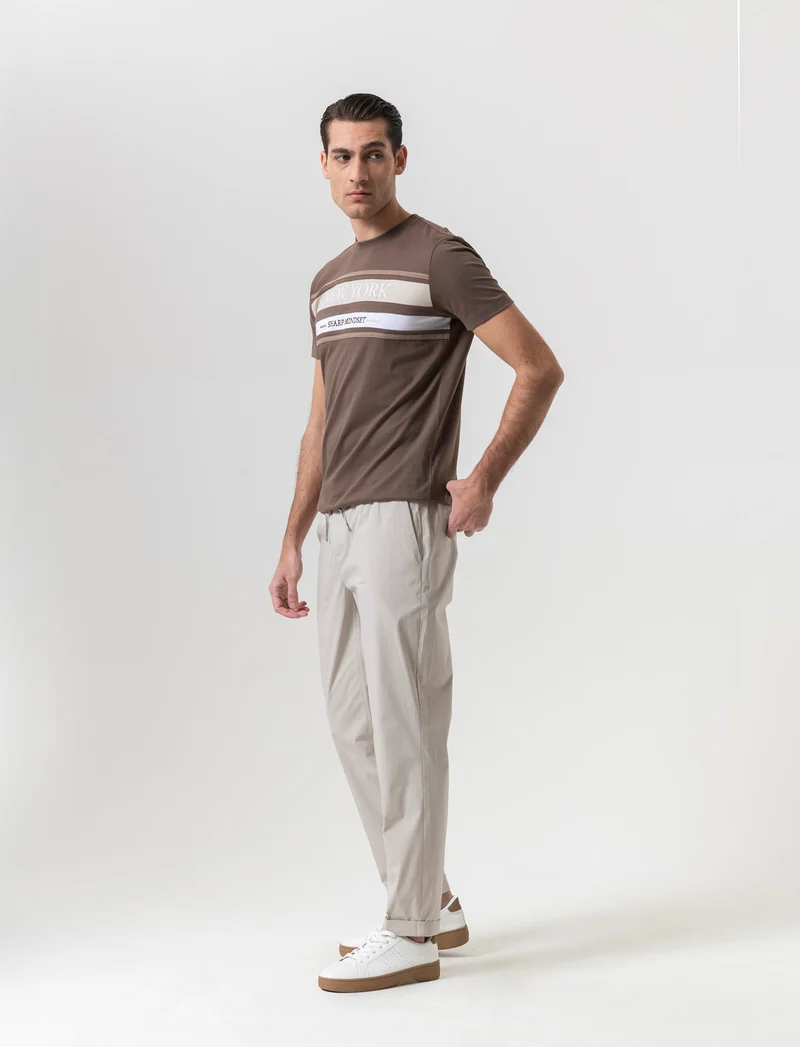 Pantaloni chino jogger in popelin stretch da uomo - Sabbia