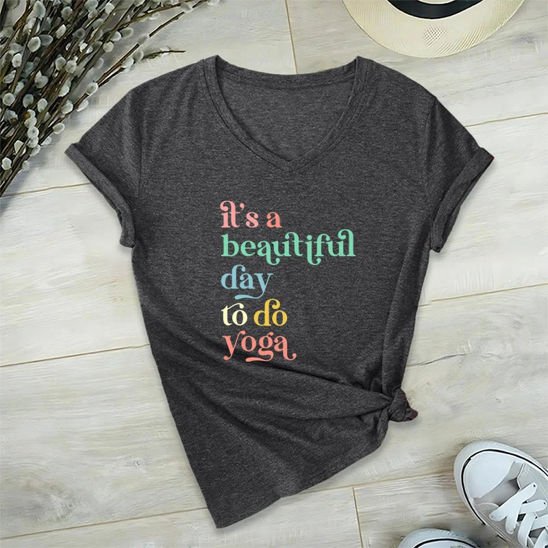 Olivenorma„Es ist ein schöner Tag für Yoga“ V-Ausschnitt T-Shirt