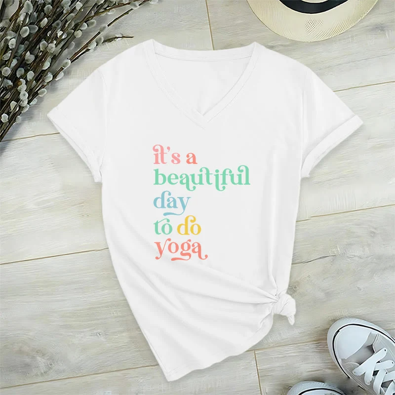 Olivenorma„Es ist ein schöner Tag für Yoga“ V-Ausschnitt T-Shirt