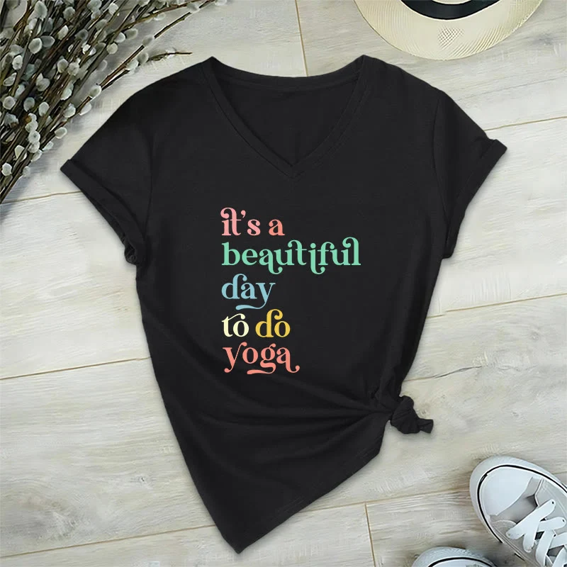 Olivenorma„Es ist ein schöner Tag für Yoga“ V-Ausschnitt T-Shirt