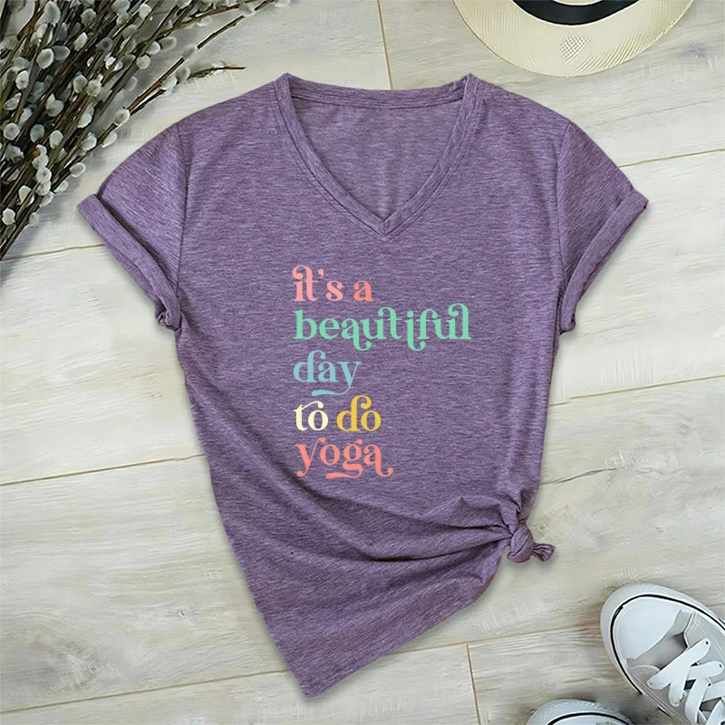 Olivenorma„Es ist ein schöner Tag für Yoga“ V-Ausschnitt T-Shirt