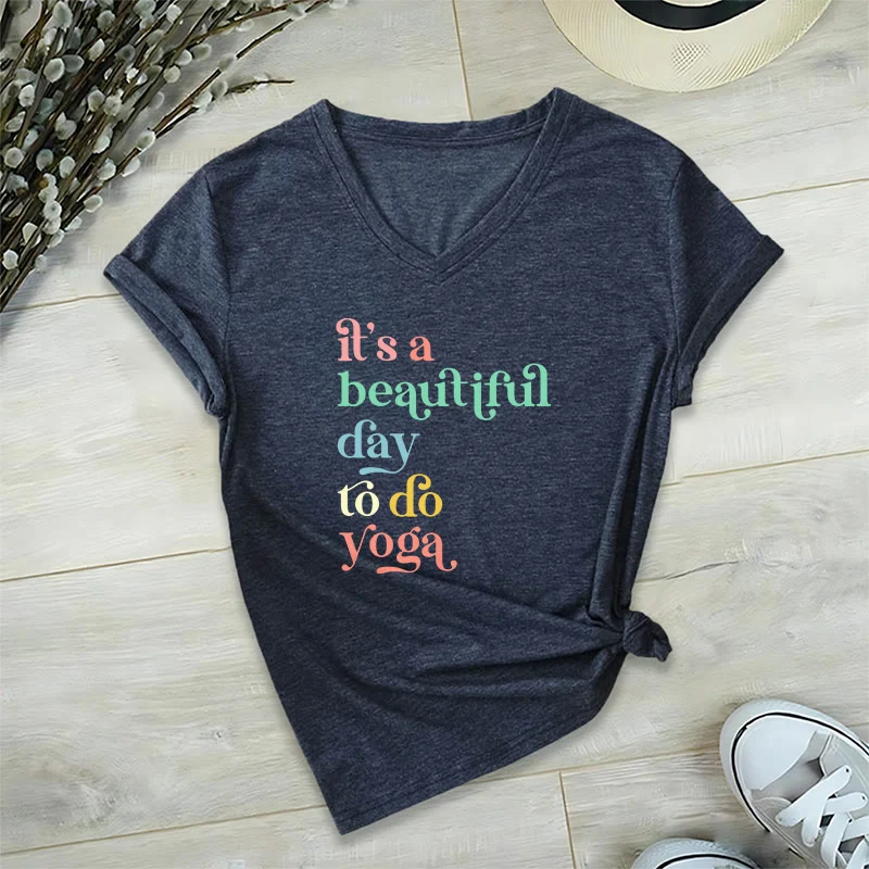 Olivenorma„Es ist ein schöner Tag für Yoga“ V-Ausschnitt T-Shirt