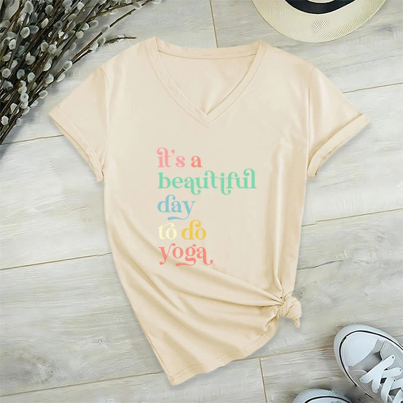 Olivenorma„Es ist ein schöner Tag für Yoga“ V-Ausschnitt T-Shirt