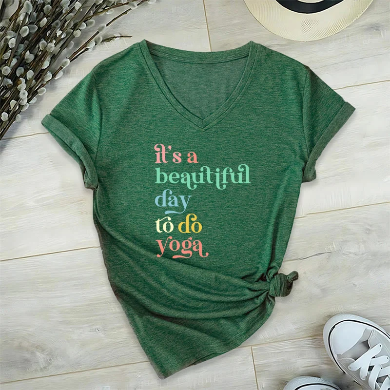 Olivenorma„Es ist ein schöner Tag für Yoga“ V-Ausschnitt T-Shirt