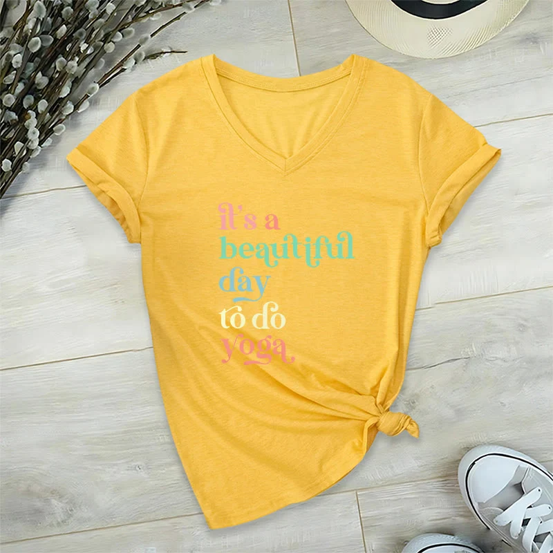 Olivenorma„Es ist ein schöner Tag für Yoga“ V-Ausschnitt T-Shirt