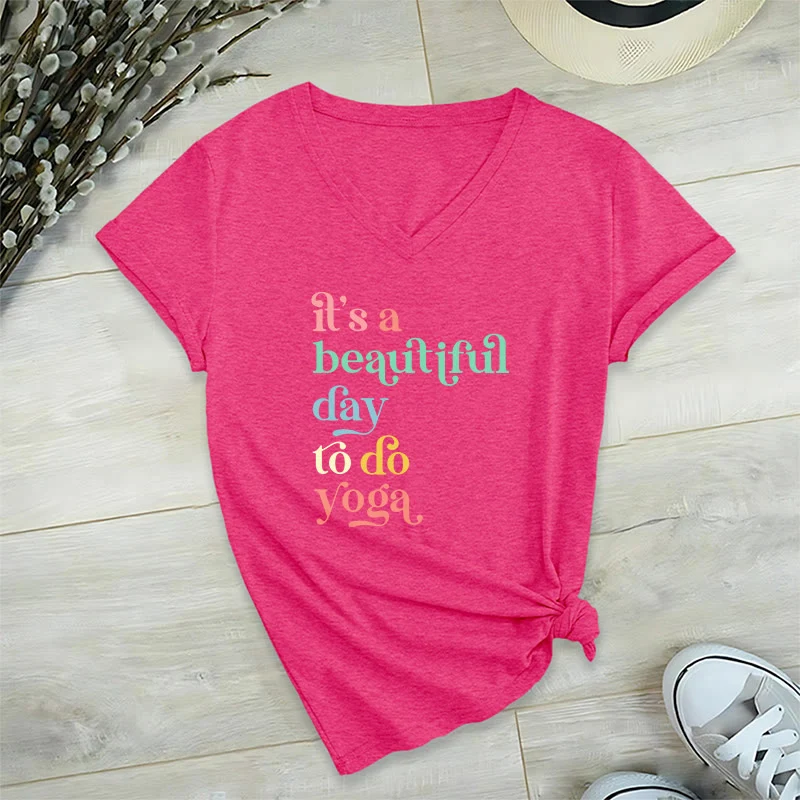 Olivenorma„Es ist ein schöner Tag für Yoga“ V-Ausschnitt T-Shirt