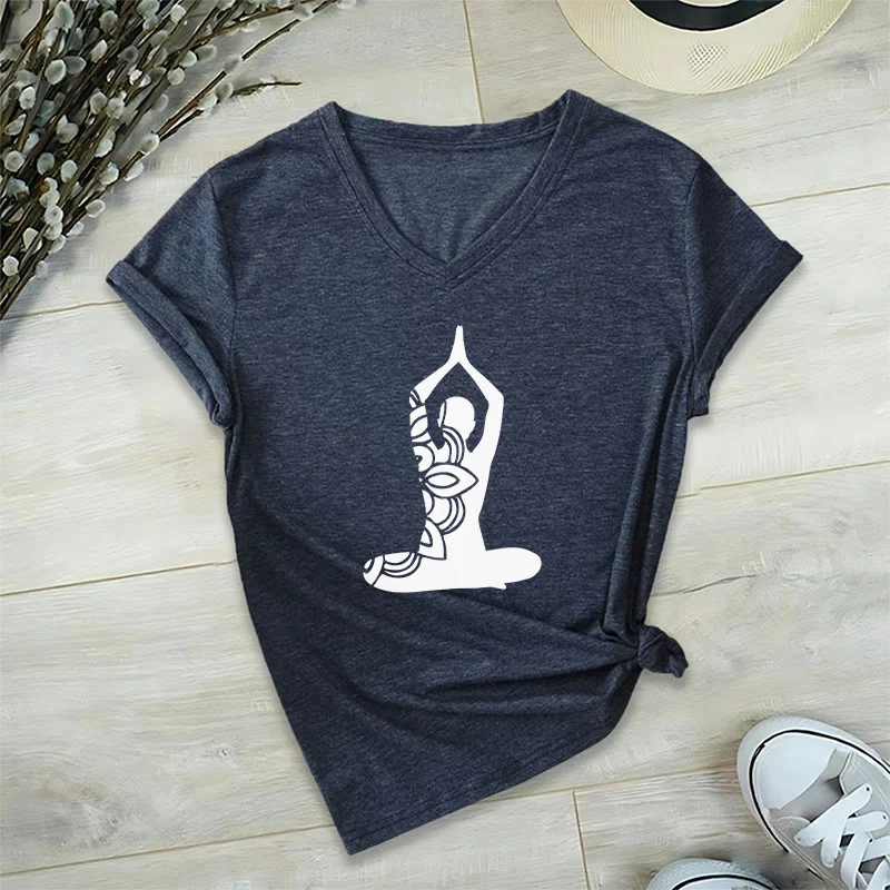 Olivenorma Yoga Pose Achtsame Energie V-Ausschnitt Meditations-T-Shirt