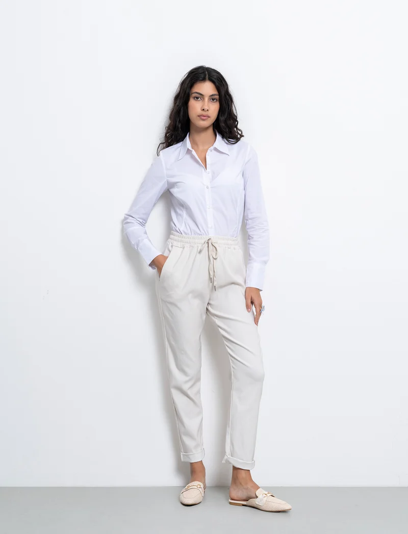 Pantalone in tessuto elasticizzato con coulisse in vita - Beige